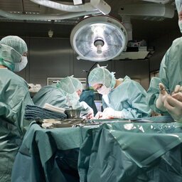 Ärzte am OP-Tisch während einer Operation