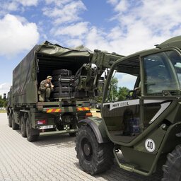 Soldaten beladen mit Hilfe eines Staplers einen LKW der Bundeswehr