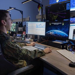 Ein Weltraumlageoffizier wertet an seinem Arbeitsplatz im Weltraumkommando der Bundeswehr in Uedem Daten aus