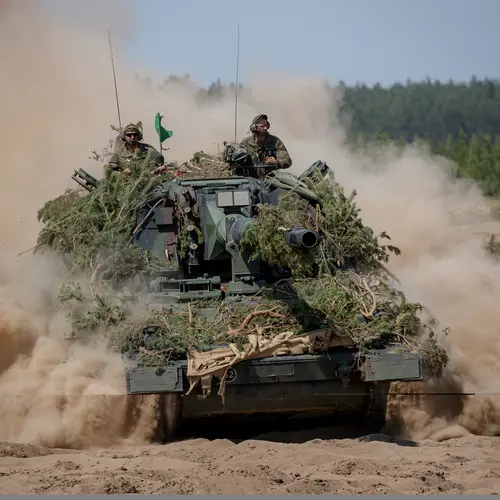 Ein Panzer fährt durchs Gelände