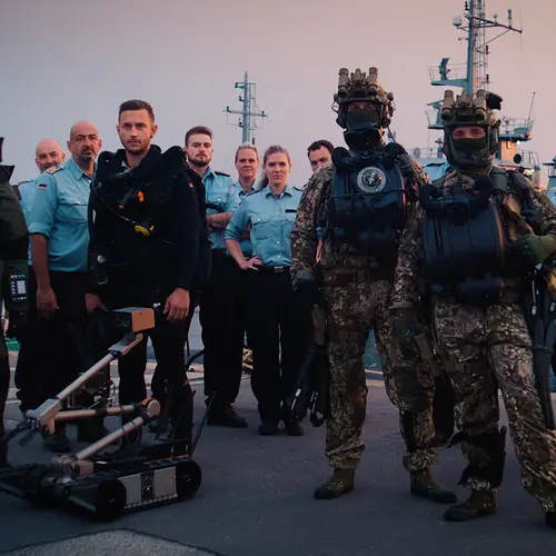 Eine Gruppe von Bundeswehrsoldaten in verschiedenen Uniformen