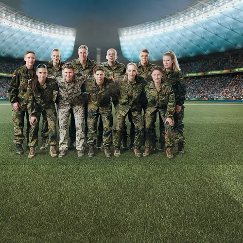Die Frauen-Fußballmannschaft der Bundeswehr steht im Stadion