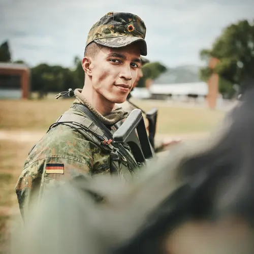 Ein Soldat in Tarnkleidung schaut in die Kamera
