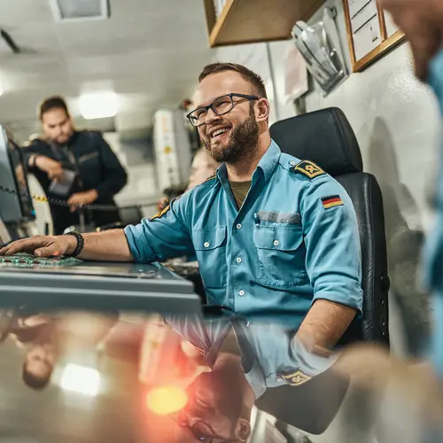 Ein Soldat sitzt in der Kommandozentrale