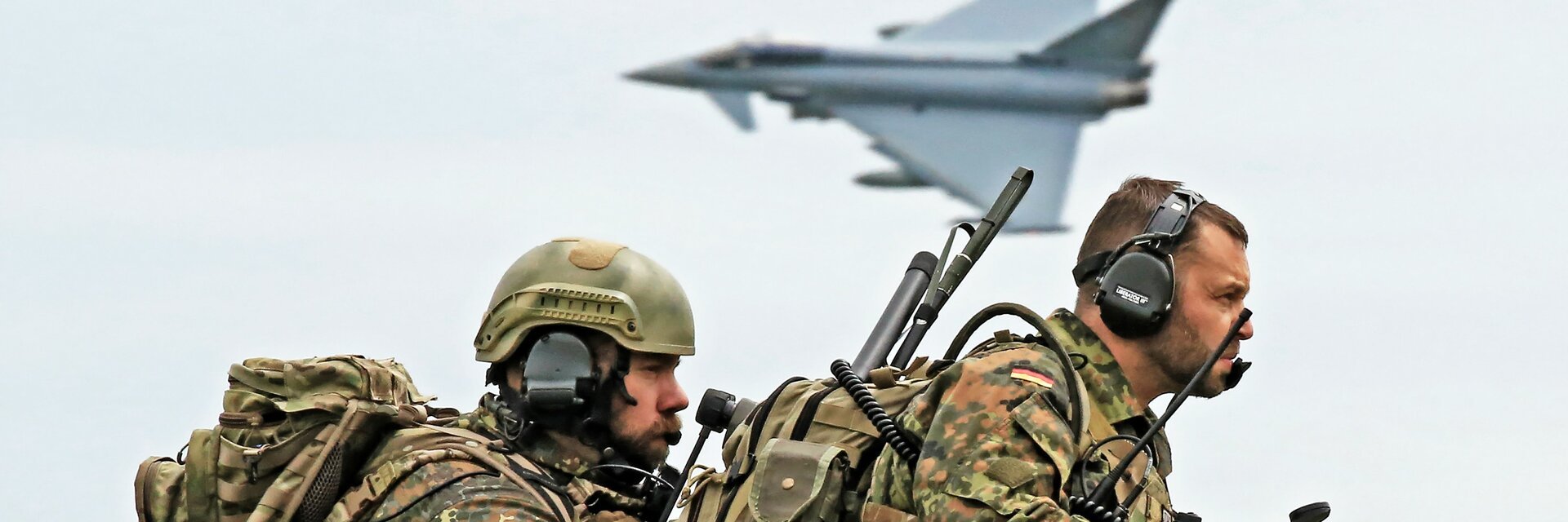 Soldaten mit FunkgerÃ¤ten koordinieren den Einsatz von Kampfflugzeugen zur UnterstÃ¼tzung der Bodentruppen