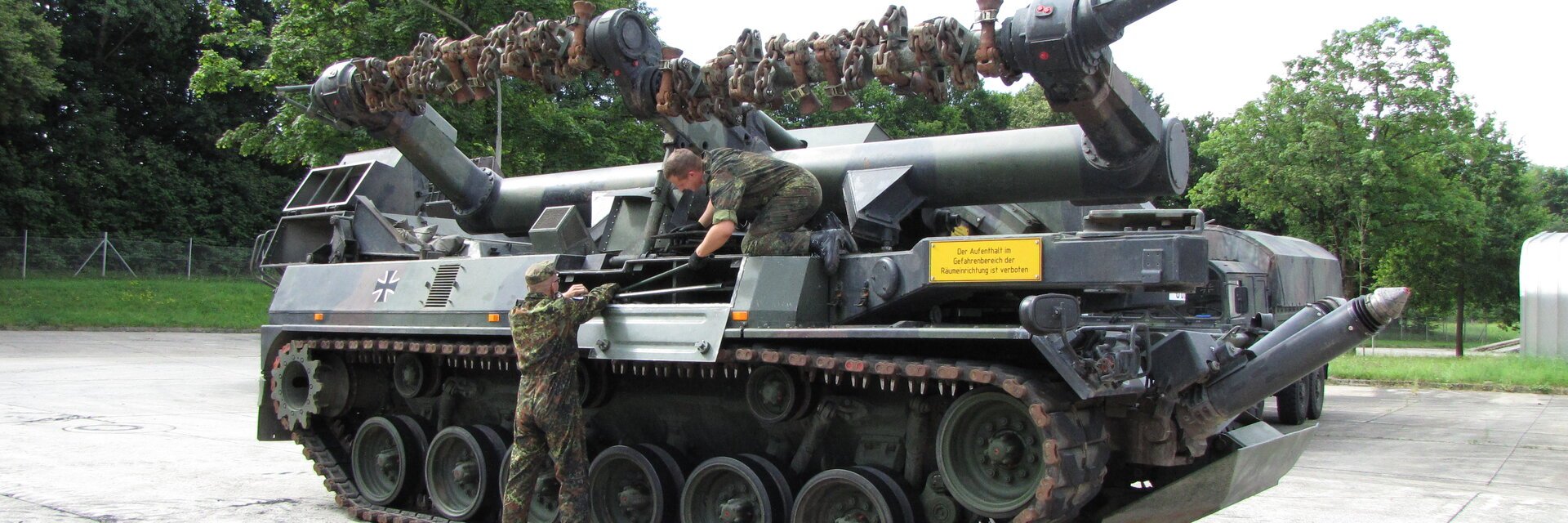 Soldaten der Instandhaltung Ã¼berprÃ¼fen das Bordwerkzeug eines Panzers
