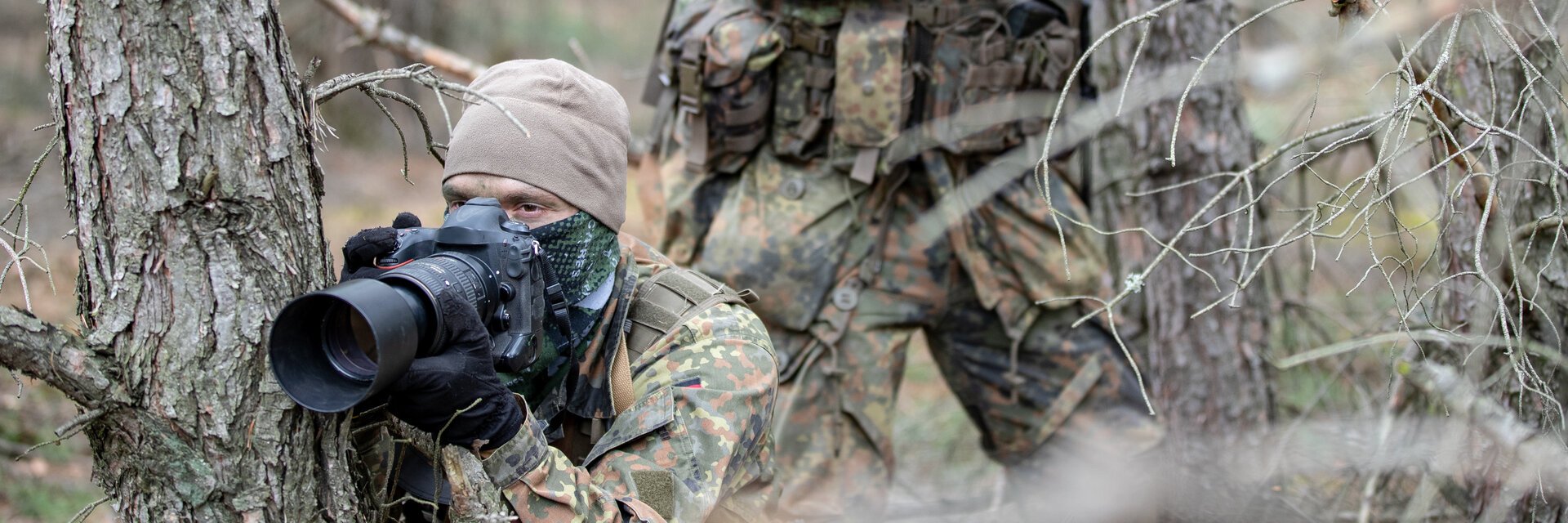 Maskierte Soldaten observieren ein Waldgebiet