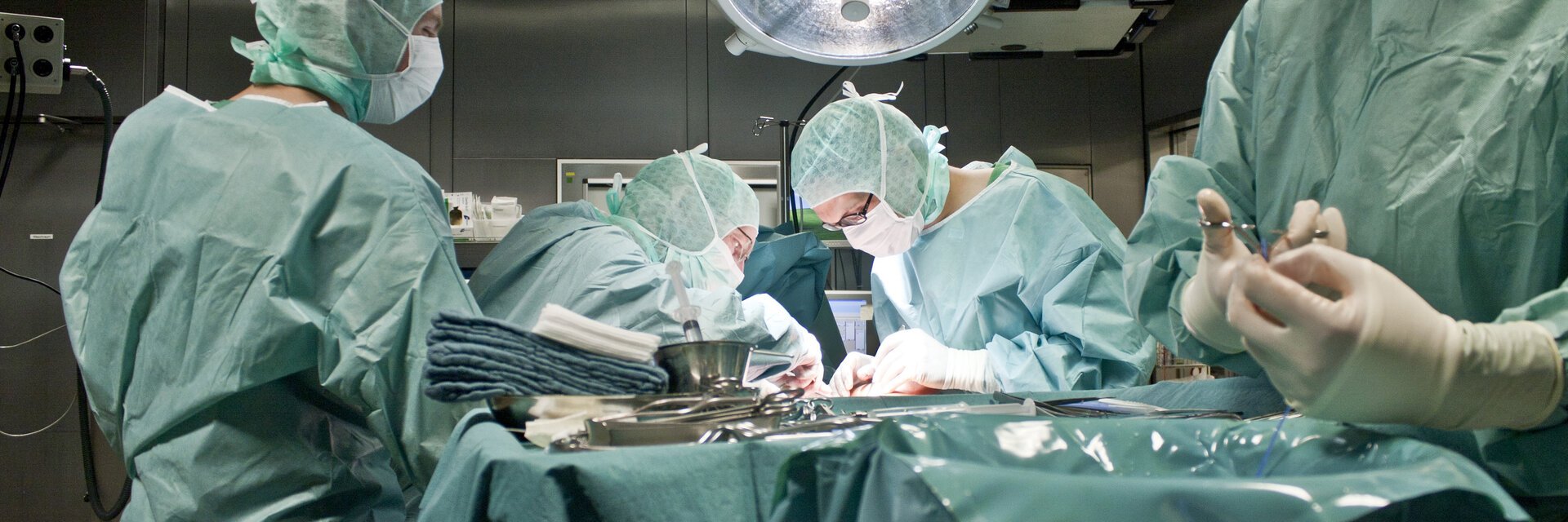 Ã„rzte am OP-Tisch wÃ¤hrend einer Operation