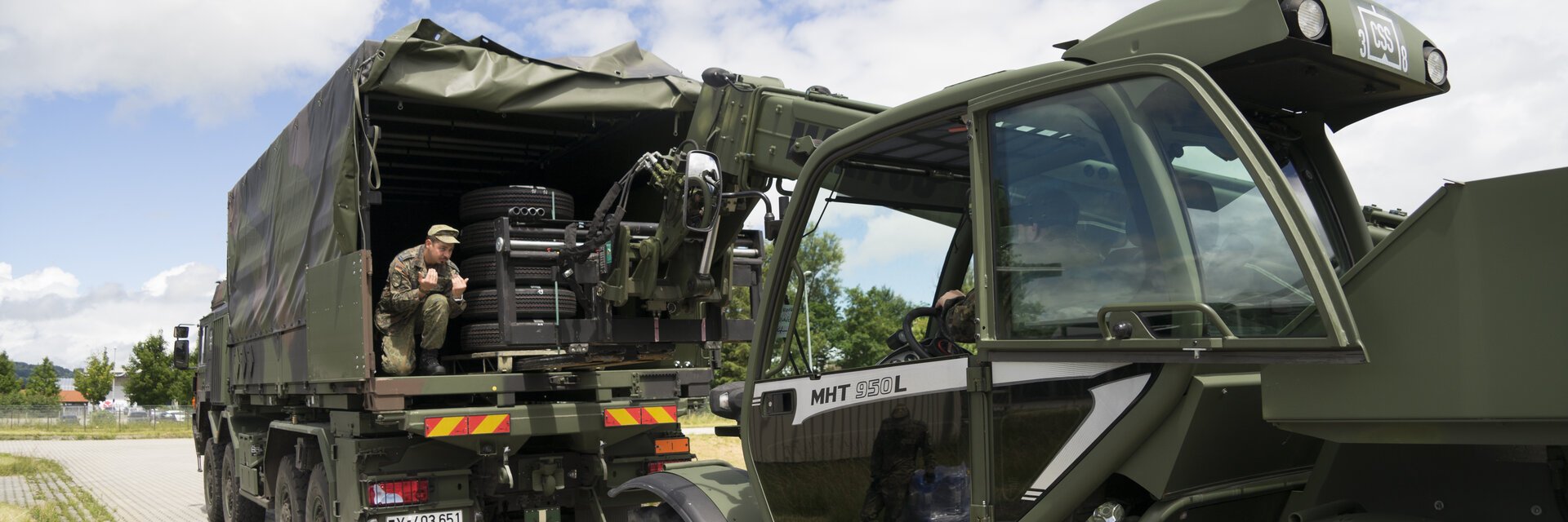 Soldaten beladen mit Hilfe eines Staplers einen LKW der Bundeswehr