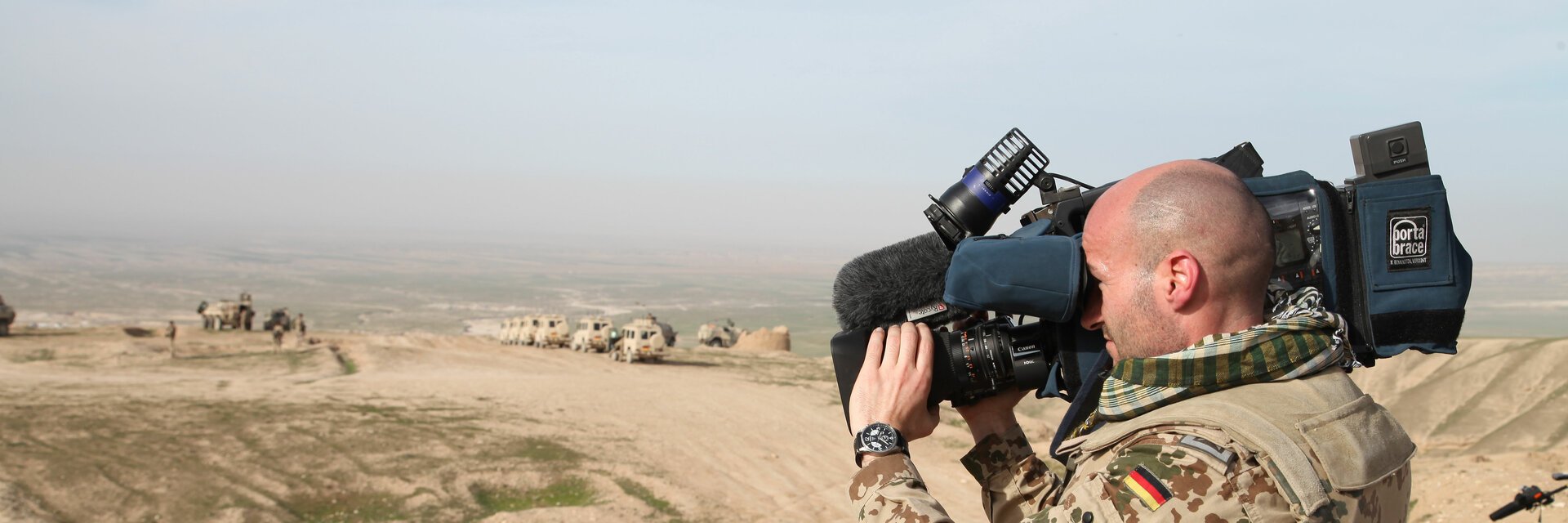 Soldat mit Kamera- und VideoausrÃ¼stung filmt in der WÃ¼ste