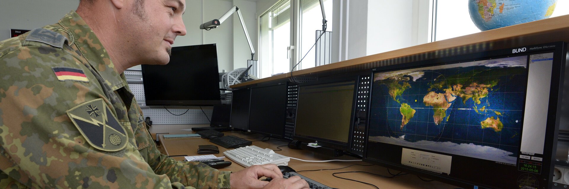 IT-Techniker in Uniform arbeitet am Computer