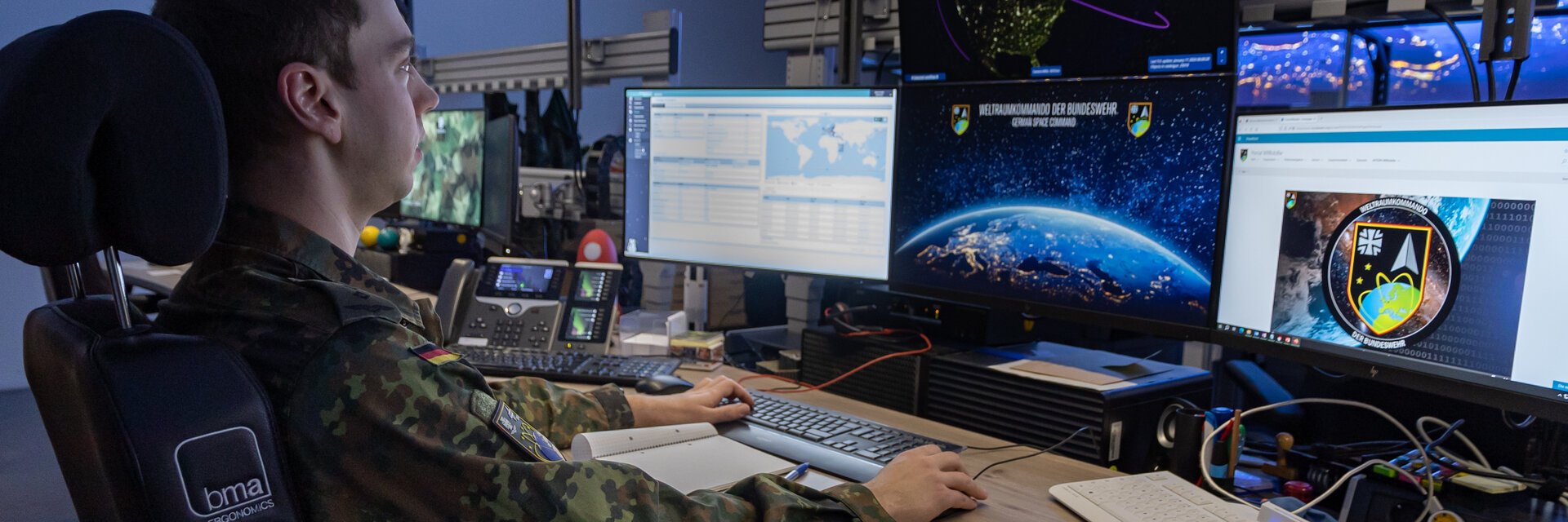Ein Weltraumlageoffizier wertet an seinem Arbeitsplatz im Weltraumkommando der Bundeswehr in Uedem Daten aus