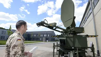 IT_Soldat vor Empfangsantenne