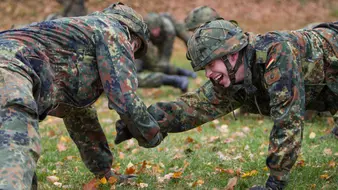 Soldaten unterstützen sich gegenseitig bei einer Übung