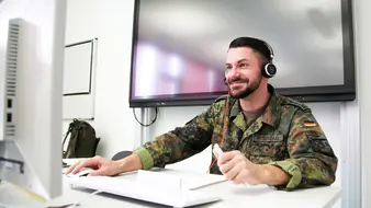 Ein Soldat der Bundeswehr sitzt vor einem Rechner