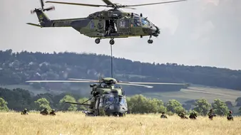 Hubschrauber der Bundeswehr im Landeanflug
