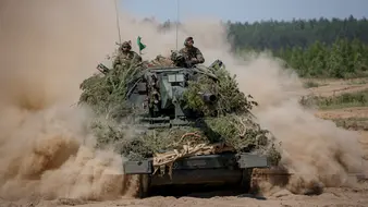 Ein Panzer fährt durchs Gelände