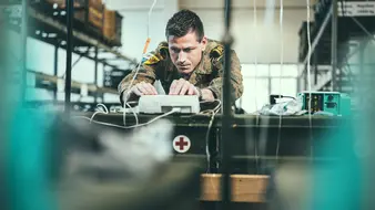 Medizintechniker in Uniform überprüft technisches Gerät