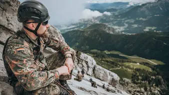 Ein Soldat der Bundeswehr in den Bergen