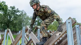 Ein Soldat überwindet ein Hindernis auf der HiBa