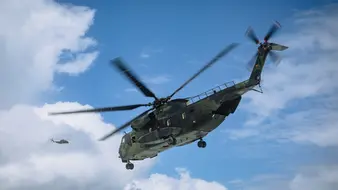 ransporthubschrauber CH-53 vom Hubschraubergeschwader 64 startet