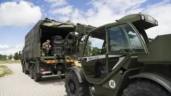 Soldaten beladen mit Hilfe eines Staplers einen LKW der Bundeswehr