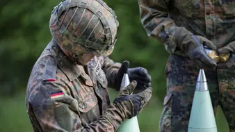 Soldaten der Artillerietruppe prüfen Munition.
