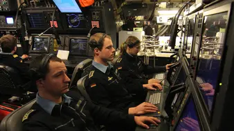 Soldaten an der Sonarkonsole