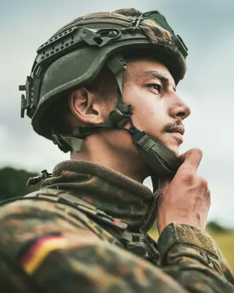 Ein Soldat in Tarnkleidung mit Helm