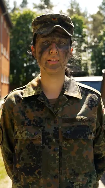 Eine Soldatin in Uniform