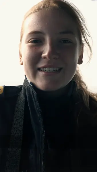 Eine Soldatin in Uniform