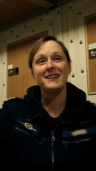 Eine Soldatin in Uniform