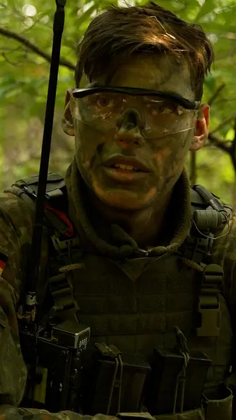 Ein Soldat in Tarnkleidung