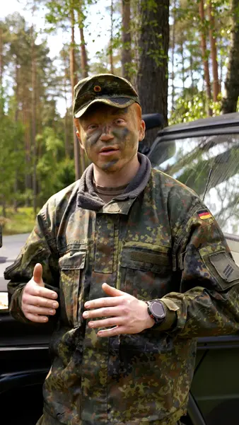 Ein Soldat in Uniform