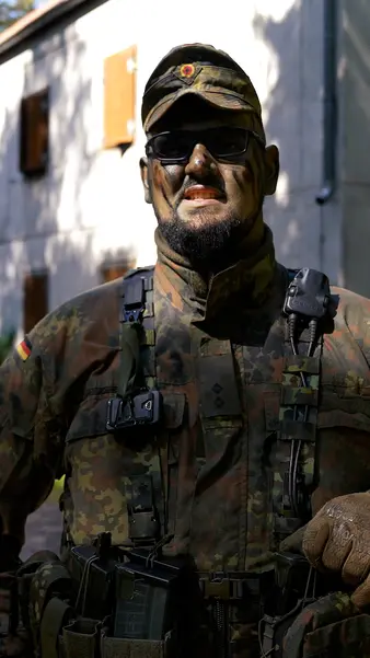 Ein Soldat in Uniform