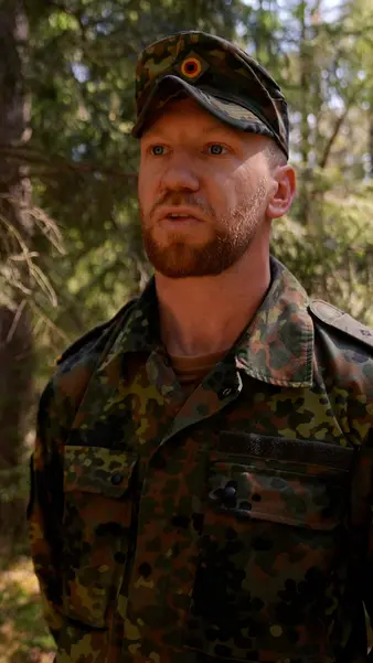 Ein Soldat in Uniform