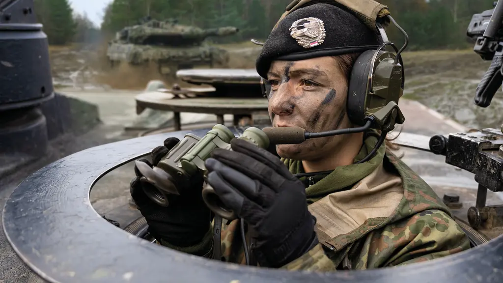 Soldatin im Panzer mit Fernglas