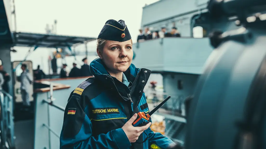 Marinesoldatin mit Funkgerät
