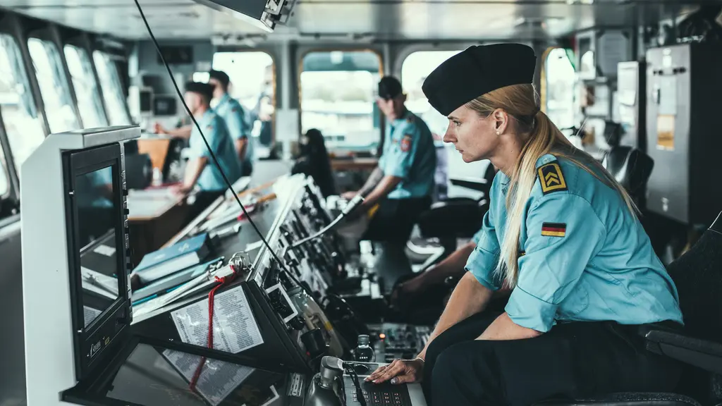 Marinesoldatin auf Kommandobrücke eines Schiffs