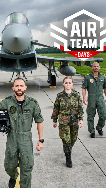 Drei Soldat_innen laufen vor einem Kampfjet der Bundeswehr her. 