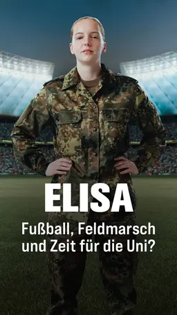 Elisa steht in Tarnkleidung auf einem Spielfeld im Fussballstadion