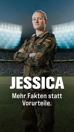 Jessica steht in Tarnkleidung auf einem Spielfeld im Fussballstadion