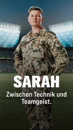 Sarah steht in Tarnkleidung auf einem Spielfeld im Fussballstadion