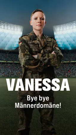 Vanessa steht in Tarnkleidung auf einem Spielfeld im Fussballstadion
