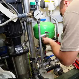 Eine männliche Fachkraft für Abwassertechnik prüft technische Anlagen