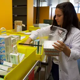 Eine Apothekerin sortiert Medikamente