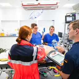 Notfallsanitäter behandeln einen Verletzten im Schockraum