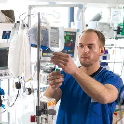 Ein Medizinscher Fachangestellter überprüft eine Infusion