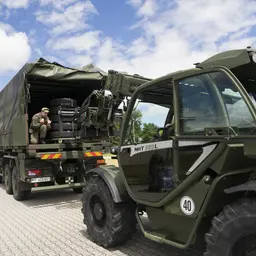 Soldaten beladen mit Hilfe eines Staplers einen LKW der Bundeswehr
