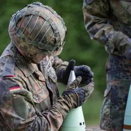 Soldaten der Artillerietruppe prüfen Munition.
